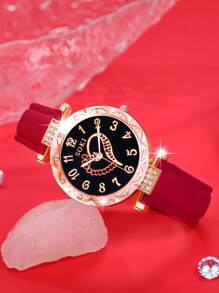 SOKI SOKI Set de 4 piezas para mujer que incluye un reloj de cuarzo con esfera redonda y números arábigos casual y elegante, un collar con diseño de cereza, aretes a juego y un estuche. Perfecto para uso diario, vuelta al colegio, temporada de graduación, Acción de Gracias y como regalo para parejas. Estuche no incluido.