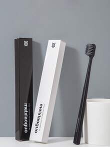 这款优质便携式独立包装的日常必备牙刷，采用柔软刷毛，适合家庭使用。这款超软牙刷专为敏感牙齿设计。超细刷毛可深入清洁牙缝和敏感牙龈，消除牙菌斑引起的口臭，保持口气清新。