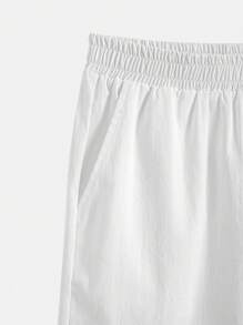 Conjunto casual de 2 piezas para hombre: camisa de manga corta con cuello de rayas y diseño de 7 botones, junto con shorts de tela suave de unicolor