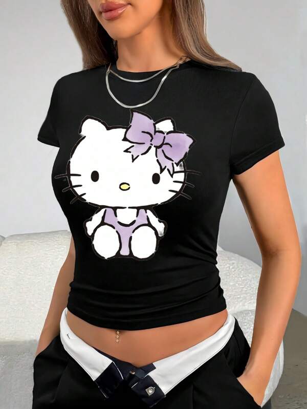 Ein modisches Muss! Das Sanrio Hello Kitty Crop Top hat einen schlanken Schnitt, der eine schlanke Silhouette betont. Süß und charmant, lässt es sich mit verschiedenen Stilen kombinieren und macht Sie zum Mittelpunkt der Aufmerksamkeit!