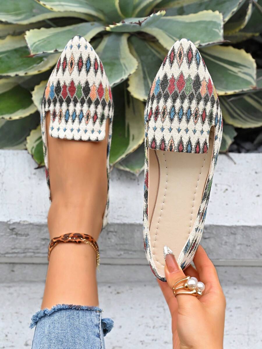 Plus Size Women's Fashion Hollow Out Casual Flat Loafers, Comfortable Non-Slip Breathable Slip-On Shoes For Spring, Summer, Autumn, Size 35-45, Daily Wear, Versatile Soft Bottom Pointed Toe Woven Flower Shoes, Slightly Small Sizing, Asymmetrical Patterns, Suitable For Broad Feet, Possible Color Variation Due To Fabric Batches