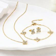 Ensemble de bijoux en acier inoxydable de luxe avec strass en forme de trèfle : collier, bracelet, boucles d'oreilles. Accessoires mode pour le port quotidien des femmes