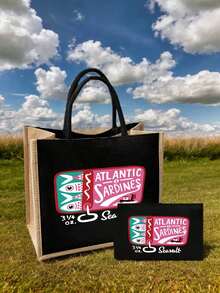 多功能手提包和化妆包，采用沙丁鱼字母图案和帆船图案设计，撞色亚麻零钱包，附赠黑色多用途收纳袋，可用作购物袋、手提包、化妆包，带衬里。