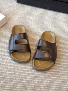 The New Summer Children's Fashionable Flat Bottomed Slippers Feature A Hook And Loop Design, Comfortable And Breathable With A Single Step, Lightweight And Non Irritating To The Feet. The Non Slip Rubber Sole Is Suitable For Children Of All Ages For Leisure And Outdoor Activities,