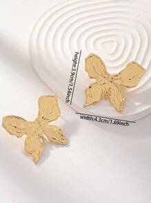 1 par de brincos de borboleta de metal martelado dourado para mulheres