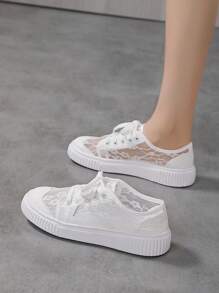 1 Pair Women's White Lace Flower Elegant Low Top Round Toe Lace-Up Casual Flat Fashion Walking Shoes