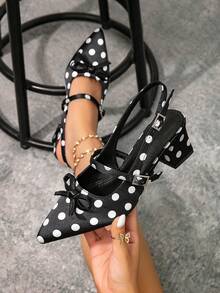 Jesień/zima 2025 Damskie sandały na grubym obcasie z okrągłym paskiem w groszki i metalową klamrą, modne pantofle, zakryte palce, zdobione kokardą, wygodne, eleganckie, damskie czółenka, eleganckie - Czarne i Białe - Zobacz 2
