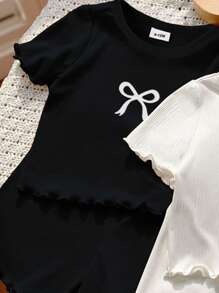 Set casual alla moda da 6 pezzi per bambine, composto da maglietta a maniche a volant con stampa fiocco e collo rotondo in tinta unita, e pantaloncini a righe verticali in seta di ghiaccio per l'estate
