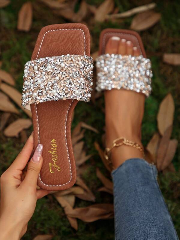 Plus Size Luxury French Style Women's Sandals With Large Brown Rhinestone And Pearl Decoration, Shiny Solid Earthy Color Slip-On Casual Outdoor Slippers
