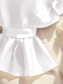 Damen Sommer, französischer Stil, elegante Romantik, Strand- und Urlaubsmode, Chiffonbluse mit Rüschen-Saum und Gürtel in Unifarbe