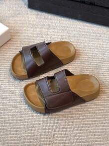 The New Summer Children's Fashionable Flat Bottomed Slippers Feature A Hook And Loop Design, Comfortable And Breathable With A Single Step, Lightweight And Non Irritating To The Feet. The Non Slip Rubber Sole Is Suitable For Children Of All Ages For Leisure And Outdoor Activities,