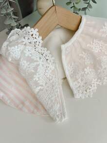 1pc Toddler Girls 1-3 Years Old Lace Trim Vintage Cute Bibs, Fashionable And Versatile For Going Out, Gift