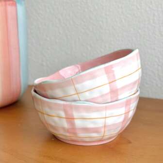 قطعة واحدة وعاء سيراميك مقبوض باليد بسعة 300 مل، بتصميم غير متماثل، بملمس وردي مساحيقي، بطراز حداثي بسيط، مطلي باليد، مقاوم للحرارة، مناسب لتقديم السلطات والحلويات والوجبات الخفيفة، مثالي للاستخدام المنزلي وكهدية لعيد الميلاد واليوم العالمي للمرأة، آمن للغسل في غسالة الأطباق والميكروويف، مناسب للمطاعم ومحبي الحلويات والتجمعات، ومستلزمات المدرسة'