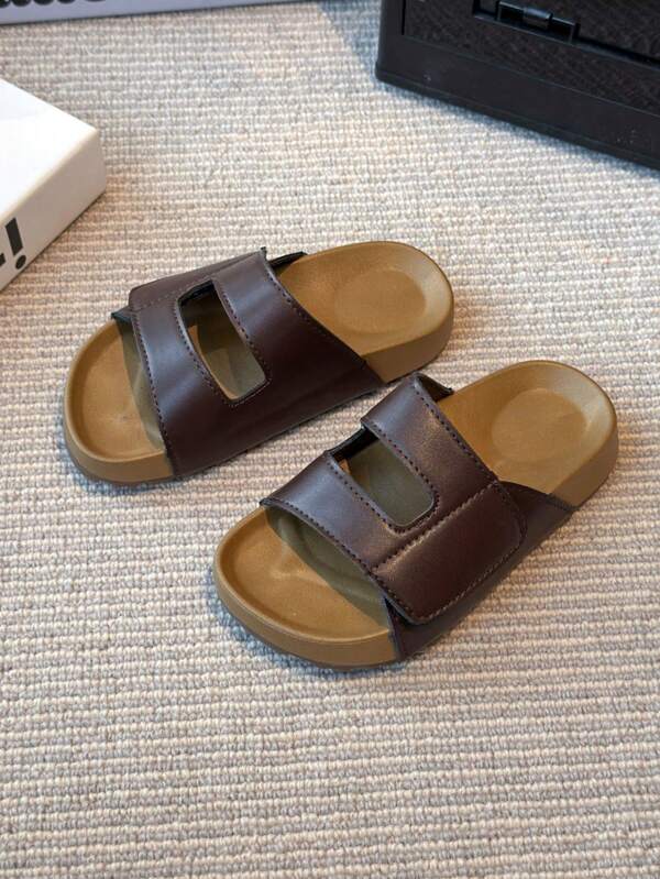 The New Summer Children's Fashionable Flat Bottomed Slippers Feature A Hook And Loop Design, Comfortable And Breathable With A Single Step, Lightweight And Non Irritating To The Feet. The Non Slip Rubber Sole Is Suitable For Children Of All Ages For Leisure And Outdoor Activities,