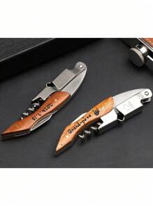 Personalisierter gravierter Weinflaschen-Öffner aus rostfreiem Stahl mit stabilem Holzgriff, Korkenzieher, Stopfen, Dekanter-Ausgießer, Weinzubehör in Geschenkbox, Individuelles Hochzeits- oder Geburtstags-Geschenk für Weinliebhaber, Bar-Keeper, Best Man, Trauzeugen