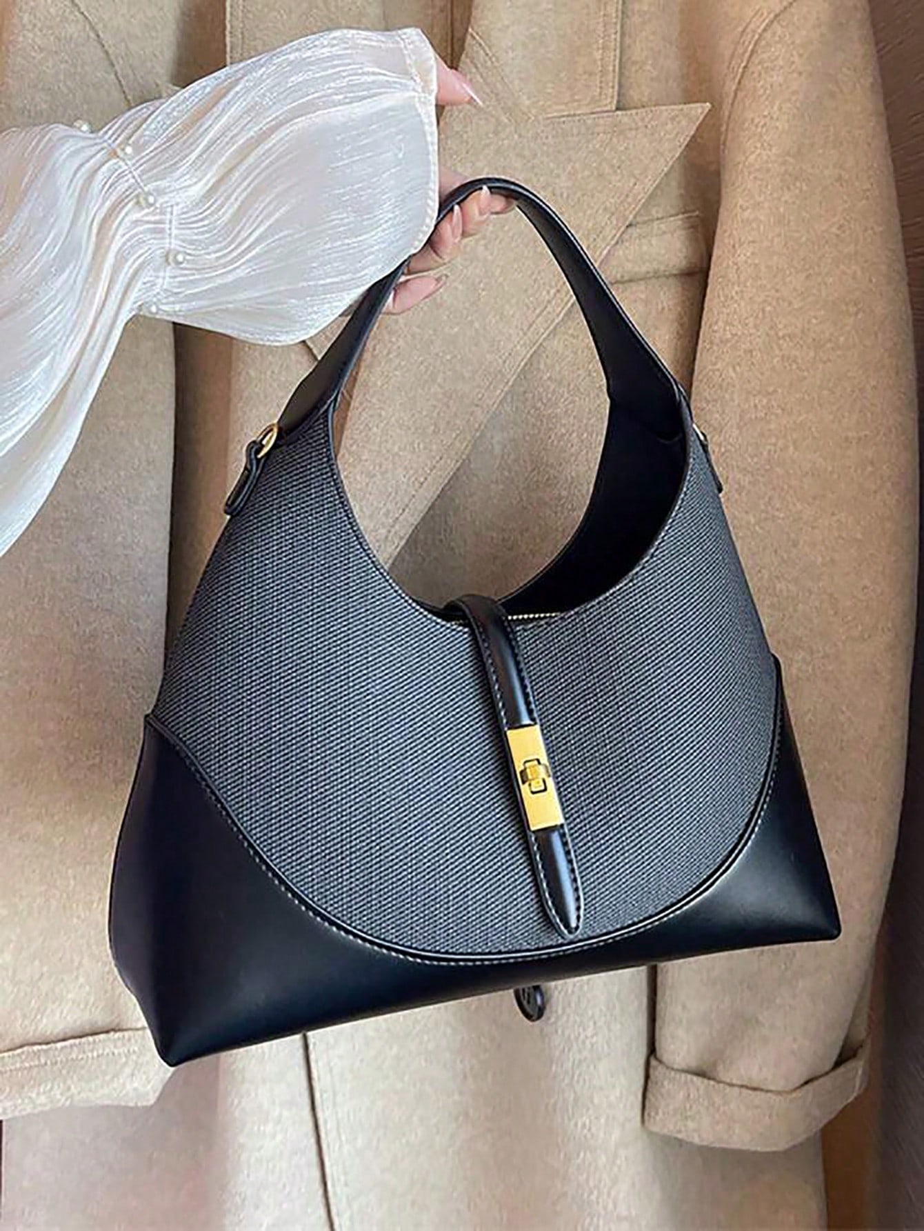 حقيبة كتف ذات تصميم محدد بألوان متباينة، تصميم متع...