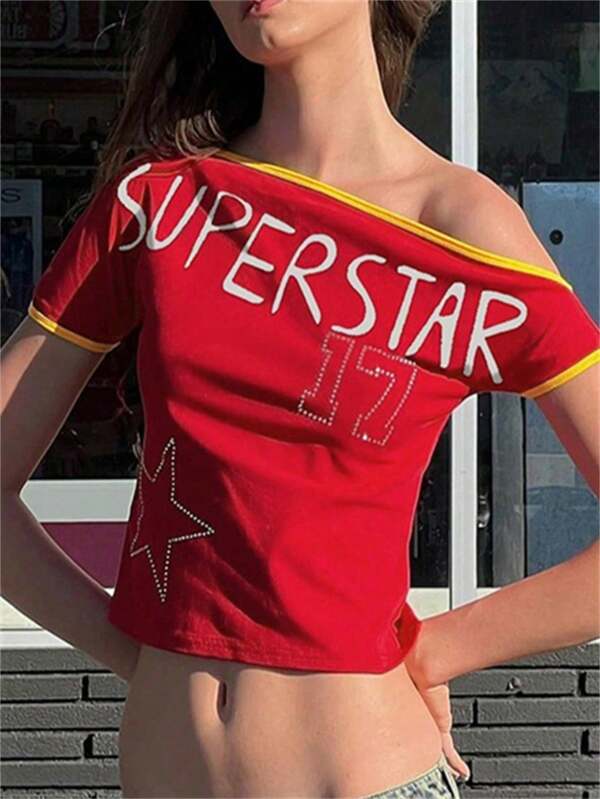 Camiseta de manga corta casual con hombros oblicuos y estampado de estilo callejero de verano personalizada para mujeres