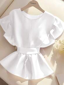 Damen Sommer, französischer Stil, elegante Romantik, Strand- und Urlaubsmode, Chiffonbluse mit Rüschen-Saum und Gürtel in Unifarbe