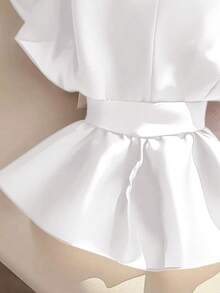 Damen Sommer, französischer Stil, elegante Romantik, Strand- und Urlaubsmode, Chiffonbluse mit Rüschen-Saum und Gürtel in Unifarbe