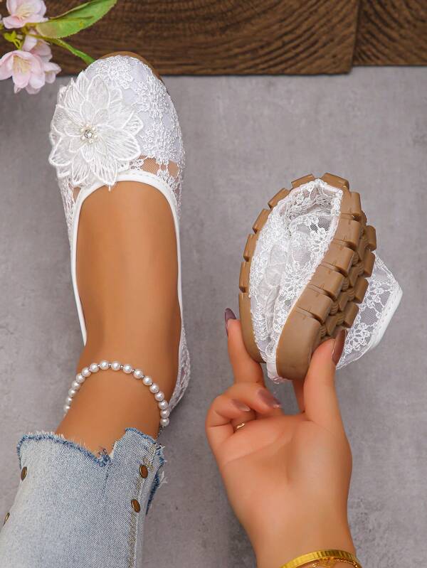 1 par de zapatos de mujer vintage tipo slip-on, con empeine bordado calado, decoración de flores de strass, suela blanda y transpirable, adecuados para fiestas, citas, bailes, uso diario casual, playa, resort, interior, calle, campus