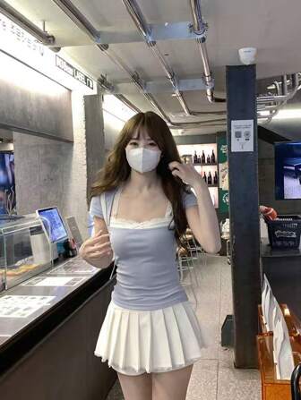 蕾丝拼接短袖 T 恤，女式修身短款方领上衣，夏季