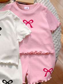 Set casual alla moda da 6 pezzi per bambine, composto da maglietta a maniche a volant con stampa fiocco e collo rotondo in tinta unita, e pantaloncini a righe verticali in seta di ghiaccio per l'estate