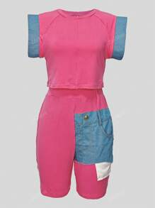 Completo estivo composto da top a maniche corte con patchwork e pantaloncini con tasche laterali in patchwork con vita alta