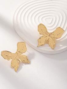 1 par de brincos de borboleta de metal martelado dourado para mulheres