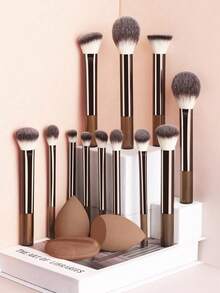 12 件多功能化妆刷套装，包括粉刷、腮红刷、粉底刷、眼影刷、混合刷、轮廓刷，以及斜切化妆海绵、圆形化妆海绵和白色粉扑 - 彩色 - 查看 11