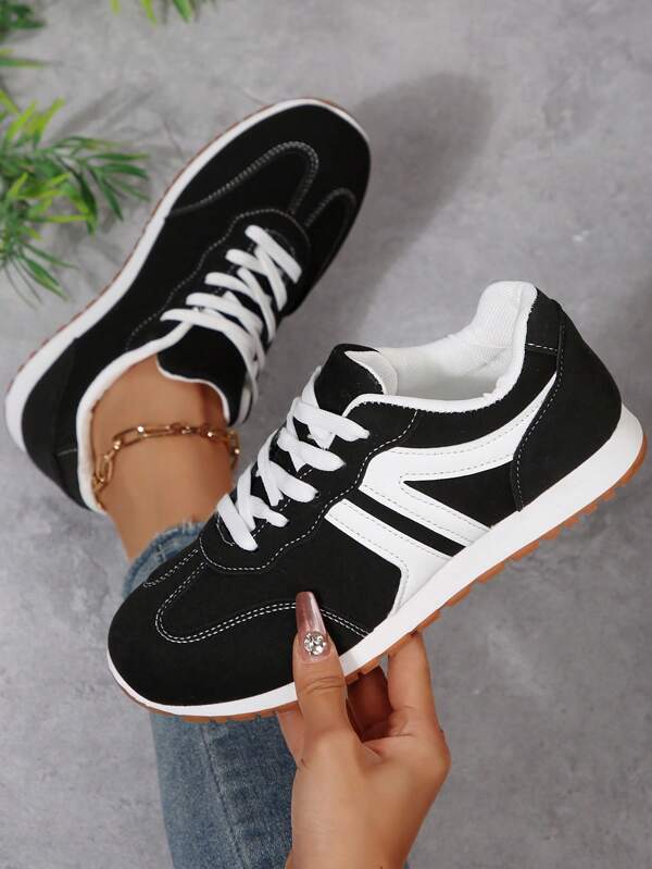 Nouvelles Chaussures de sport classiques noires rétro à la mode, plates, pour le printemps et l'automne, tout-saison. Chaussures de marche souples et antidérapantes à lacets pour extérieur décontracté, grandes tailles pour femmes.