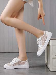 1 Pair Women's White Lace Flower Elegant Low Top Round Toe Lace-Up Casual Flat Fashion Walking Shoes