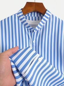 Conjunto casual de 2 piezas para hombre: camisa de manga corta con cuello de rayas y diseño de 7 botones, junto con shorts de tela suave de unicolor