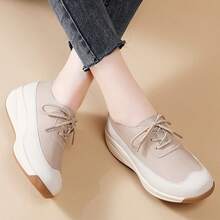 أحذية ناعمة القاع للمشي كاجوال للنساء حجم كبير قابلة للتنفس، بسيطة ذات رباط من جلد صناعي أسفل سميك، مناسبة لجميع المواسم للأمهات ذوات العمر المتوسط