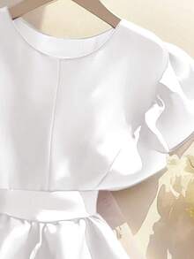 Damen Sommer, französischer Stil, elegante Romantik, Strand- und Urlaubsmode, Chiffonbluse mit Rüschen-Saum und Gürtel in Unifarbe