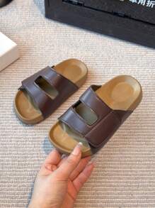 The New Summer Children's Fashionable Flat Bottomed Slippers Feature A Hook And Loop Design, Comfortable And Breathable With A Single Step, Lightweight And Non Irritating To The Feet. The Non Slip Rubber Sole Is Suitable For Children Of All Ages For Leisure And Outdoor Activities,