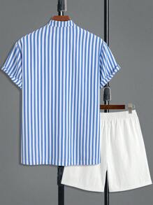 Conjunto casual de 2 piezas para hombre: camisa de manga corta con cuello de rayas y diseño de 7 botones, junto con shorts de tela suave de unicolor