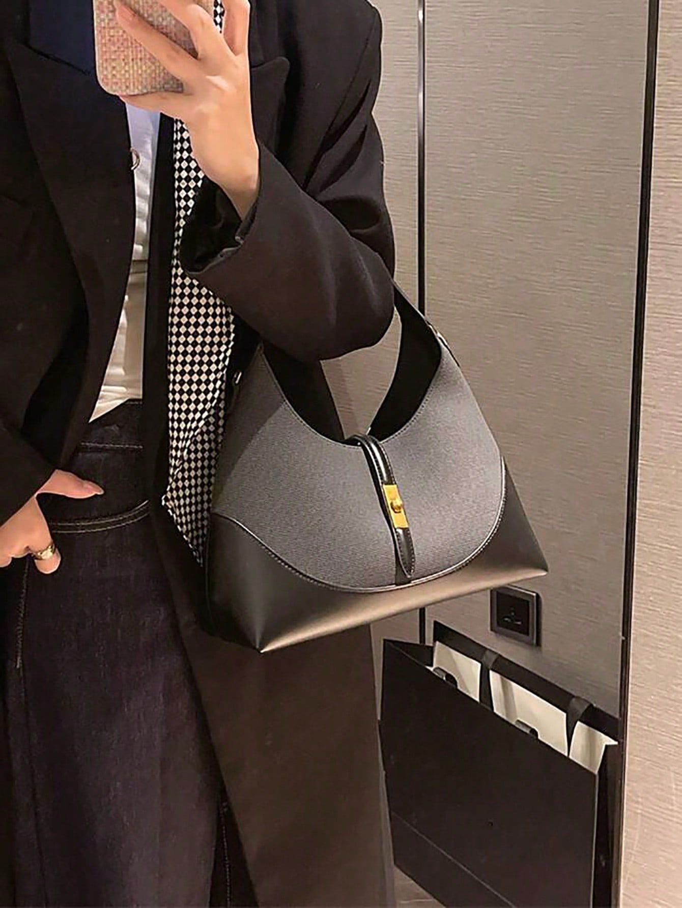 حقيبة كتف ذات تصميم محدد بألوان متباينة، تصميم متع...