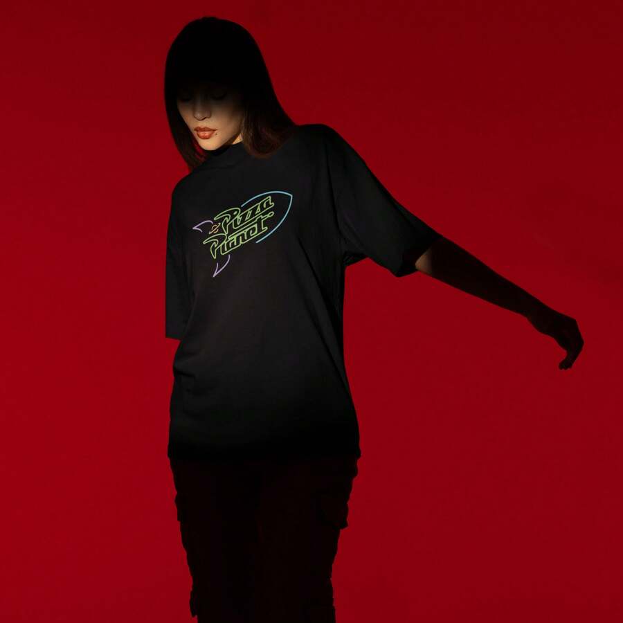 Playera Para Dama 1pz | Estampado Pizza Planeta |  Brilla en la oscuridad |  Corte recto | Oversize | Estampado Vinil Textil | Algodón | Casual - Negro - Ver 1