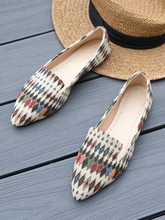 大码女士时尚镂空休闲平底乐福鞋，舒适防滑透气一脚蹬鞋，适合春、夏、秋季，尺码35-45，日常穿着，百搭软底尖头编织花鞋，尺码略小，图案不对称，适合宽脚，面料批次可能存在颜色差异