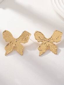 1 par de brincos de borboleta de metal martelado dourado para mulheres
