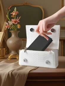 1 Stück 3-fach Vier-Seiten Spiegel, Multi-Winkel Einstellung zum Betrachten, tragbarer teleskopischer Rückwärts-Ganzkörperspiegel faltbar 3-fach Schminkspiegel, geeignet für Outdoor-Reisen tragbar, kleine Größe und bequeme Aufbewahrung, Schulanfang