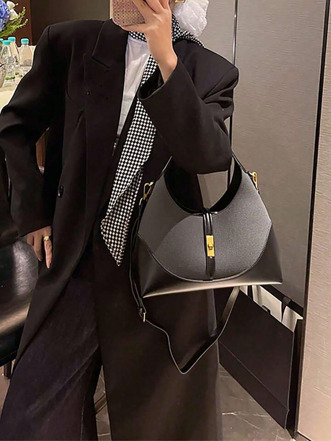 حقيبة كتف ذات تصميم محدد بألوان متباينة، تصميم متع...