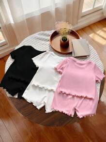 Set casual alla moda da 6 pezzi per bambine, composto da maglietta a maniche a volant con stampa fiocco e collo rotondo in tinta unita, e pantaloncini a righe verticali in seta di ghiaccio per l'estate