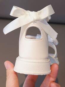 1 paio di sandali piatti con finta perla, fiocco di nastro, chiusura a gancio e anello regolabile, alto, antiscivolo, colore bianco, per bambini
