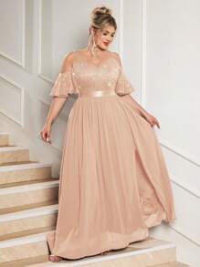 Robe de soirée maxi fendue avec épaules dénudées, bretelles spaghetti, dentelle fleurie pailletée et contraste de mousseline. Robe élégante et formelle pour le bal de promo, le mariage, les cérémonies, les dîners, le retour au pays