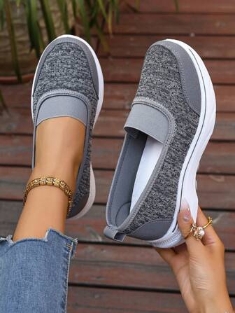 2025 女士休闲百搭运动鞋，纯色透气，适合春夏秋季户外一脚蹬