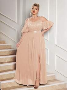 Robe de soirée maxi fendue avec épaules dénudées, bretelles spaghetti, dentelle fleurie pailletée et contraste de mousseline. Robe élégante et formelle pour le bal de promo, le mariage, les cérémonies, les dîners, le retour au pays