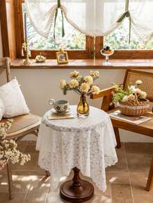 1 pezzo di elegante tovaglia bianca in pizzo con motivo a foglie e fiori. Tessuta a macchina, di forma rettangolare, realizzata in 100% tessuto di poliestere. Adatta per varie occasioni come matrimoni, compleanni, Ringraziamento, Giorno dell'Indipendenza, Capodanno, tavolini da caffè e decorazione della casa. - Multicolore - Visualizzare 13