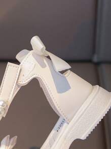 1 paio di sandali piatti con finta perla, fiocco di nastro, chiusura a gancio e anello regolabile, alto, antiscivolo, colore bianco, per bambini