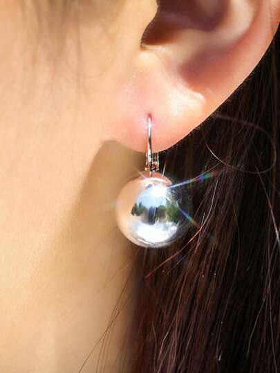 Ein Paar Metall-Kugelohrringe mit Ohrsteckern, minimalistische Ohrringe für den täglichen Gebrauch von Frauen, Partyaccessoires